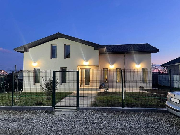 Casă cu 5 camere cu Canalizare în Est