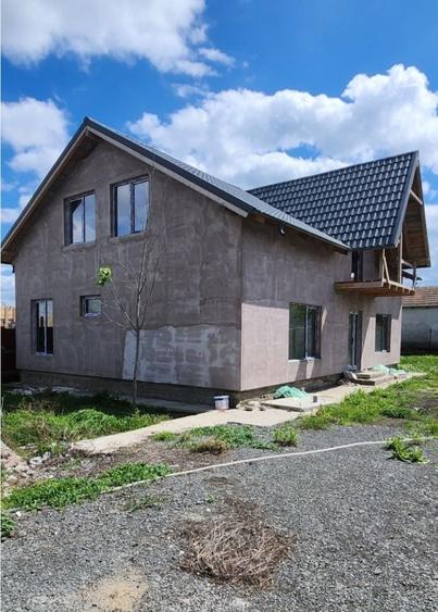 Casă cu 4 camere în Ciocârlia