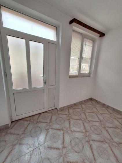 Casă cu 3 camere cu Canalizare în Central