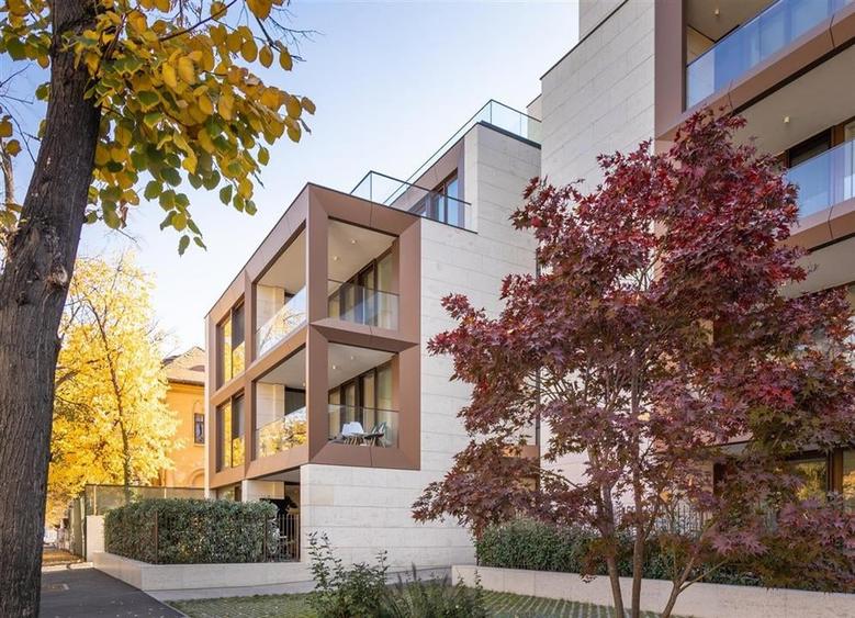 Apartament cu 5 camere decomandat, mobilat în Central