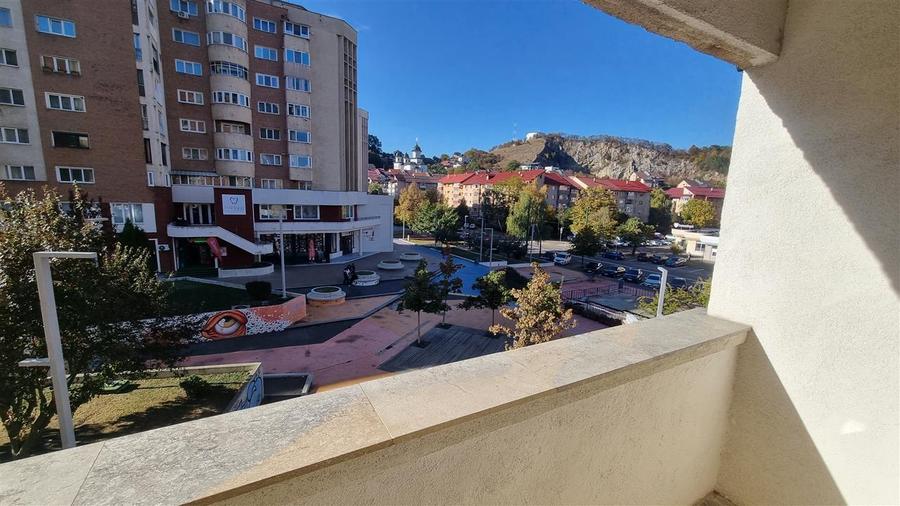 Apartament cu 3 camere decomandat, mobilat în Răcădău