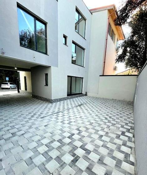Casă individuală cu 6 camere cu Teren 150 Mp în Tei