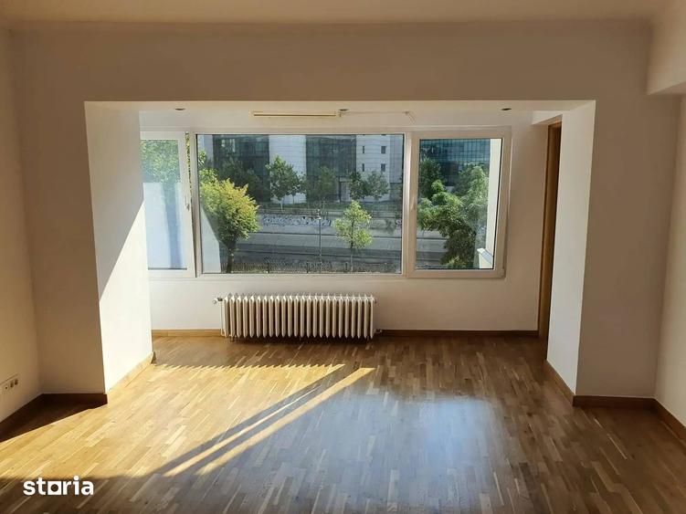 Apartament cu 4 camere semidecomandat în Centrul Civic
