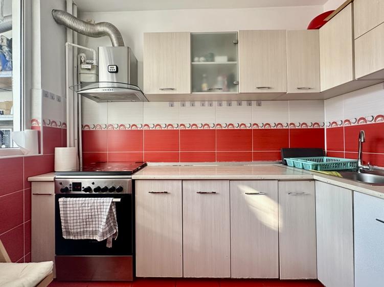 Apartament cu 2 camere semidecomandat, mobilat în 1 Mai