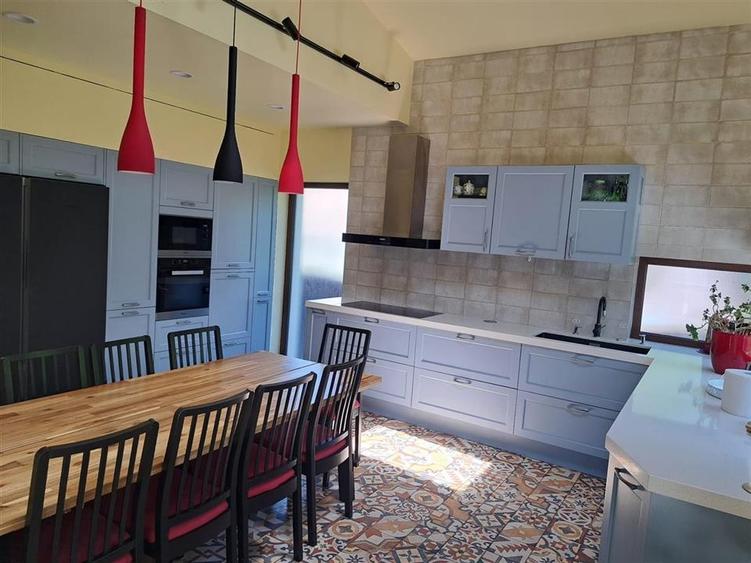 Casă individuală cu 5 camere cu Teren 808 Mp în Noua