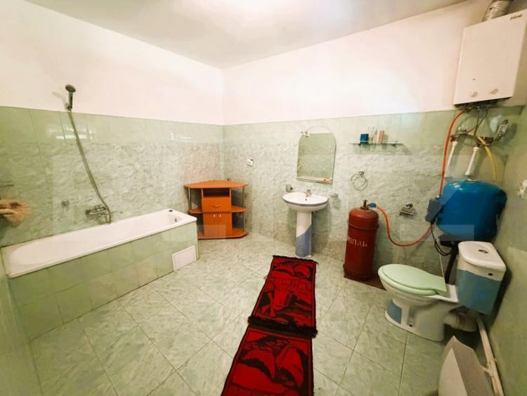 Casă cu 3 camere cu Teren 2900 Mp în Central