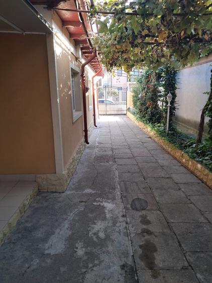 Casă cu 5 camere cu Teren 778 Mp în Palazu Mare