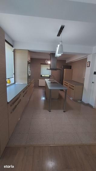 Casă cu 6 camere cu Teren 700 Mp în Vitan