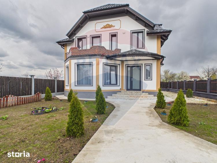 Casă cu 5 camere cu Teren 457 Mp în Vărăști