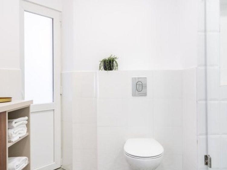 Apartament cu 3 camere semidecomandat, mobilat în Universitate
