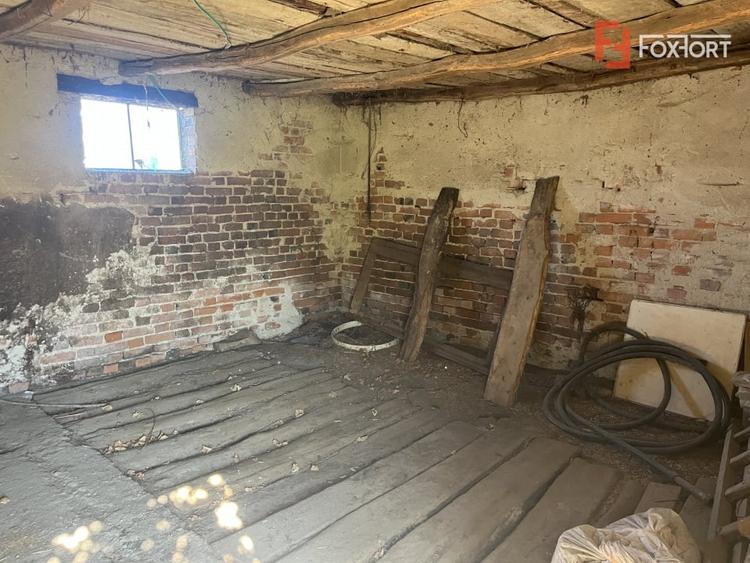 Casă individuală cu 8 camere cu Canalizare în Păru