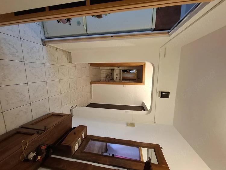 Vand apartament 3 camere confort 1 semidecomandat Bloc de 4etaje, etajul 1 - 1