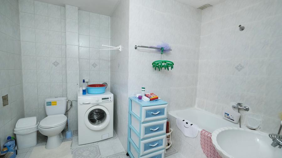 Casă individuală cu 8 camere cu Canalizare în Central