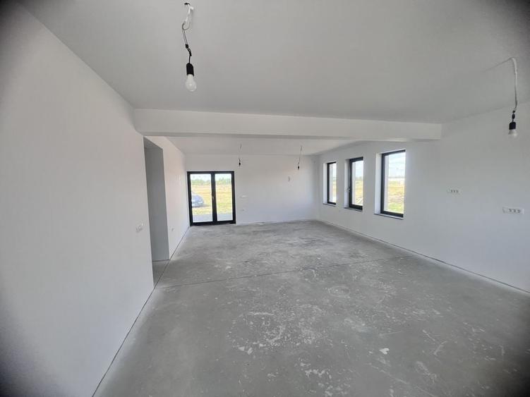 Casă cu 4 camere în Sântandrei