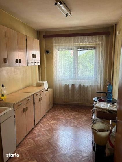 Apartament cu 4 camere semidecomandat în Teiul Doamnei