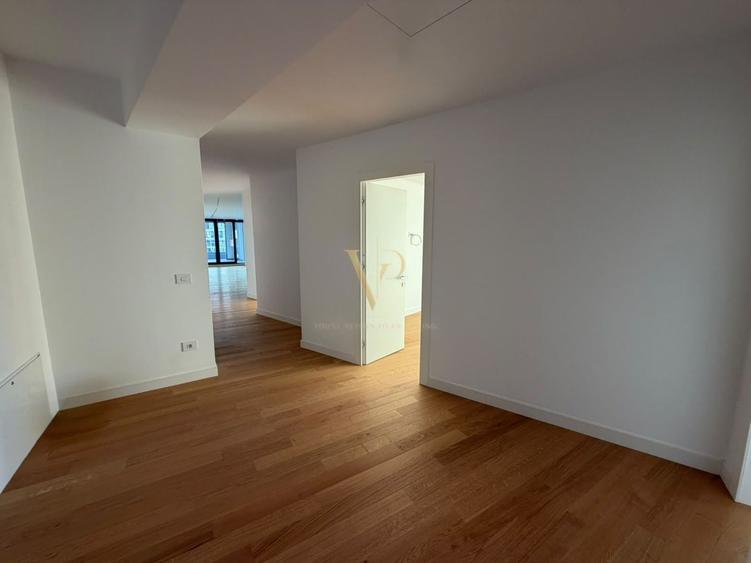 Apartament cu 4 camere decomandat în Pipera