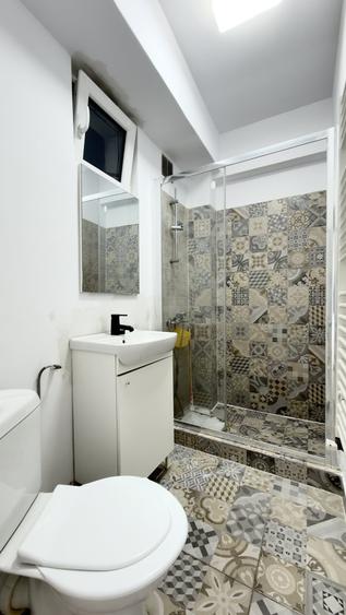 Apartament cu 3 camere semidecomandat, mobilat în P-ța Romană