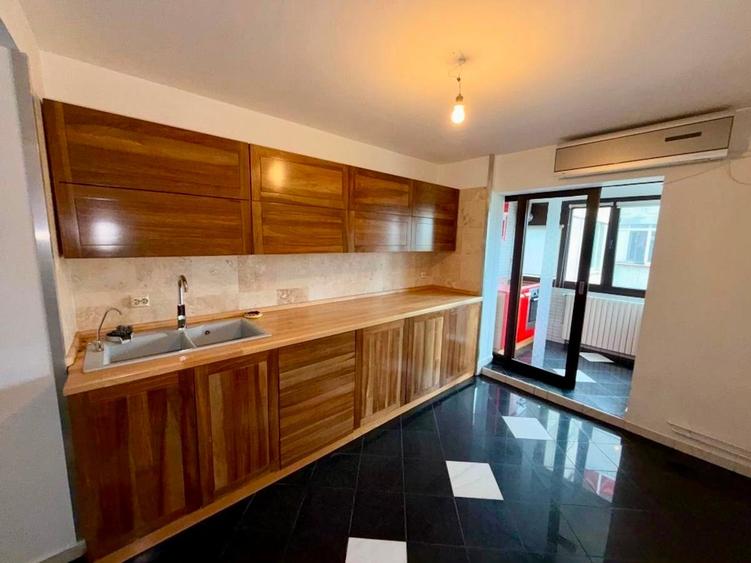 Apartament cu 4 camere semidecomandat în Crângași