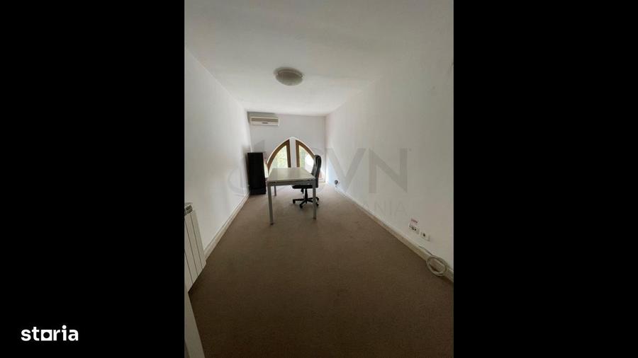Casă cu 4 camere în Romană