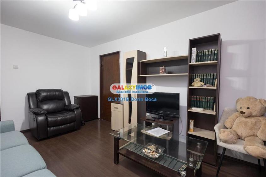 Apartament cu 3 camere semidecomandat în Tei