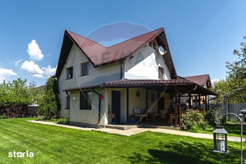 Casă cu 4 camere cu Teren 589 Mp în Feldioara