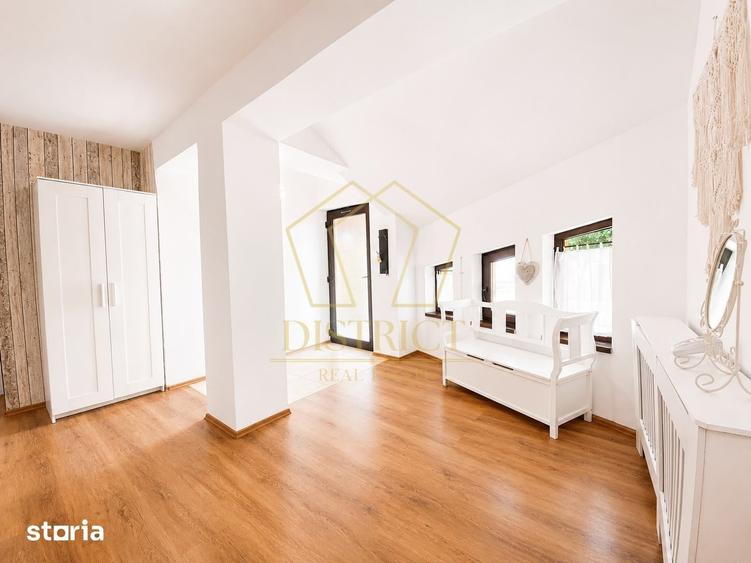 Casă cu 8 camere cu Teren 1360 Mp în Sud