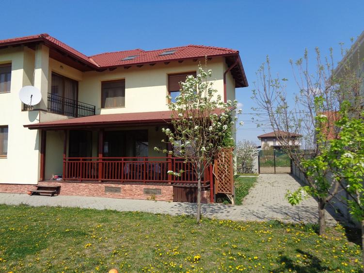 Casă individuală cu 4 camere cu Canalizare în Dumbrăvița