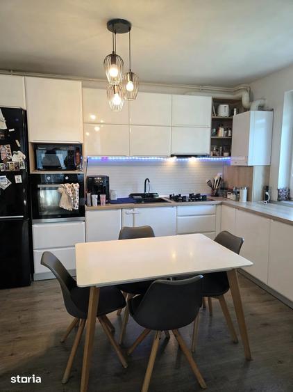 Apartament cu 3 camere semidecomandat, mobilat în Florești