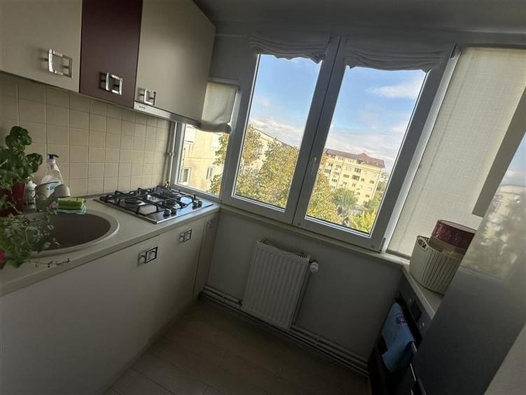 Apartament cu 3 camere decomandat, mobilat în Girocului