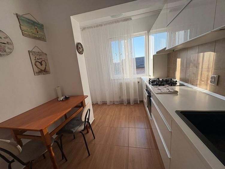 Apartament cu 2 camere semidecomandat, mobilat în Apărătorii Patriei