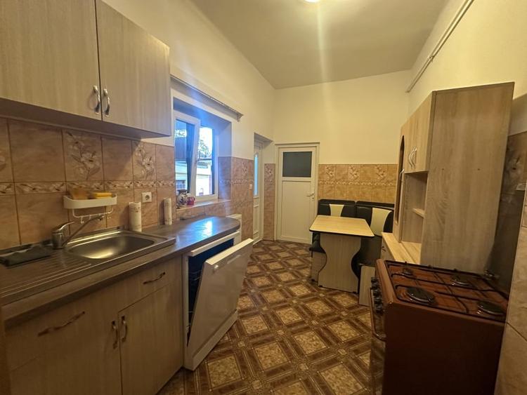 Apartament cu 3 camere, mobilat în Florilor
