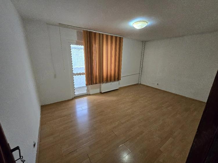 Apartament cu 3 camere decomandat în Vest