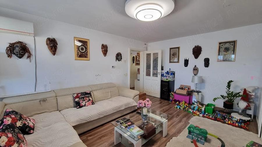 Apartament cu 3 camere decomandat în Exterior Vest