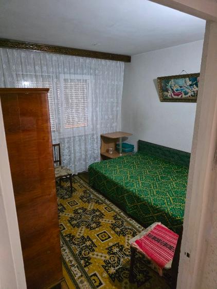 Apartament cu 3 camere semidecomandat în Micro 40