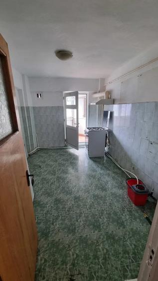 Apartament cu 3 camere decomandat în Exterior Vest