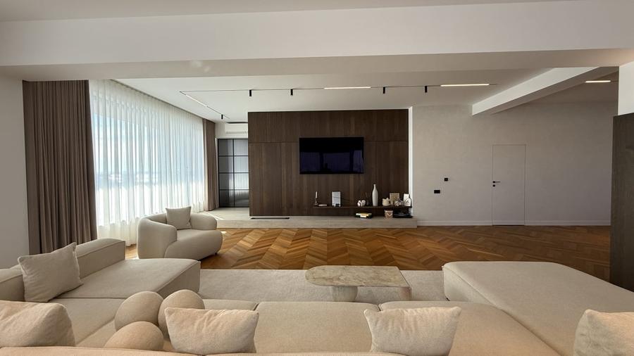 Penthouse cu 6 camere decomandat, mobilat în Mamaia