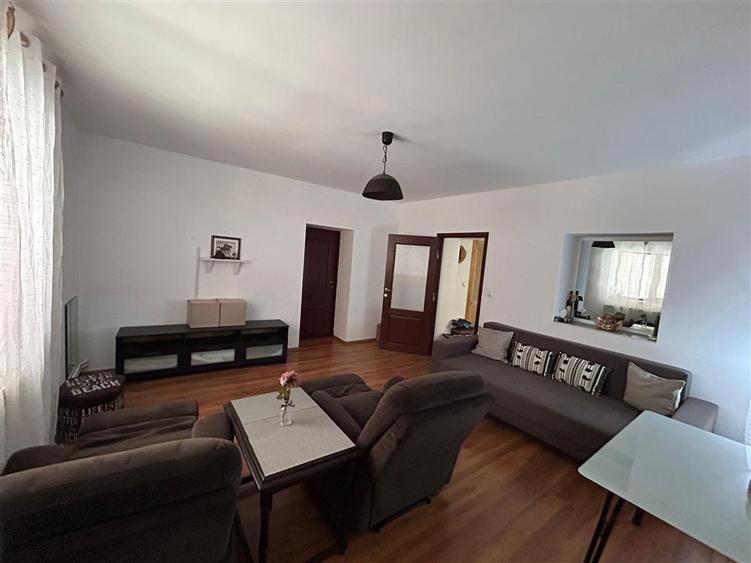 Casă cu 6 camere cu Teren 894 Mp în Diniaș