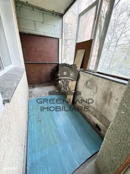 Apartament cu 3 camere semidecomandat în Podu Roș