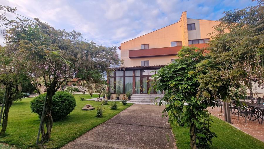 Casă individuală cu 17 camere cu Piscina în Est