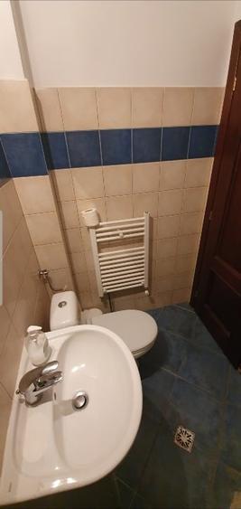 Apartament cu 4 camere semidecomandat, mobilat în Central