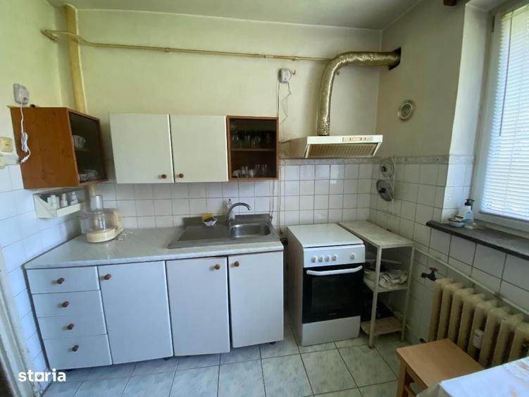 Apartament cu 3 camere semidecomandat în Calea București