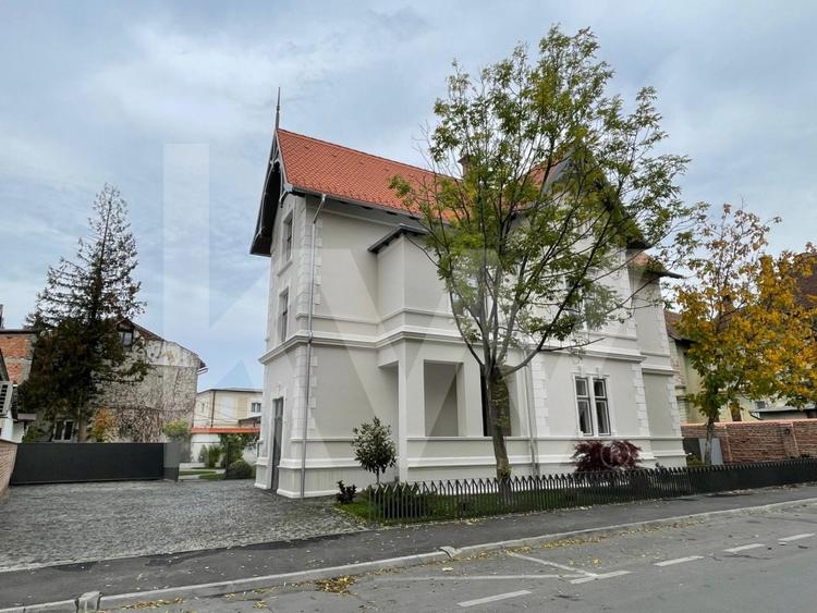 Casă individuală cu 10 camere cu Canalizare în Central