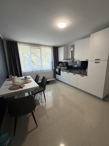 Apartament cu 3 camere decomandat în Rogerius