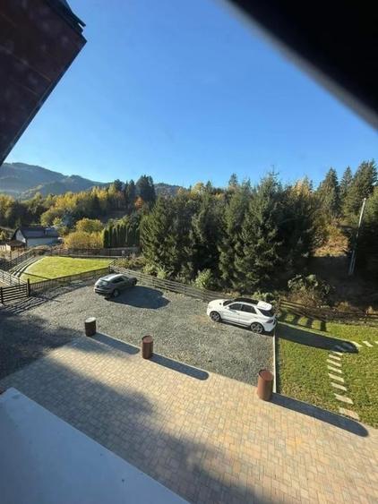 Casă individuală cu 8 camere cu Canalizare în Colibița