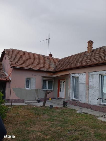 Casă cu 4 camere cu Teren 1407 Mp în Central