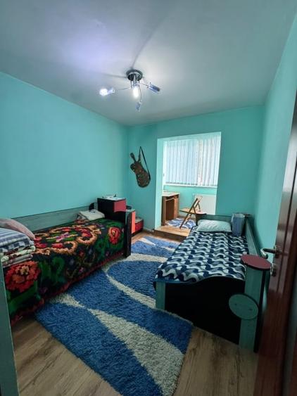Apartament cu 3 camere semidecomandat, mobilat în Săsar