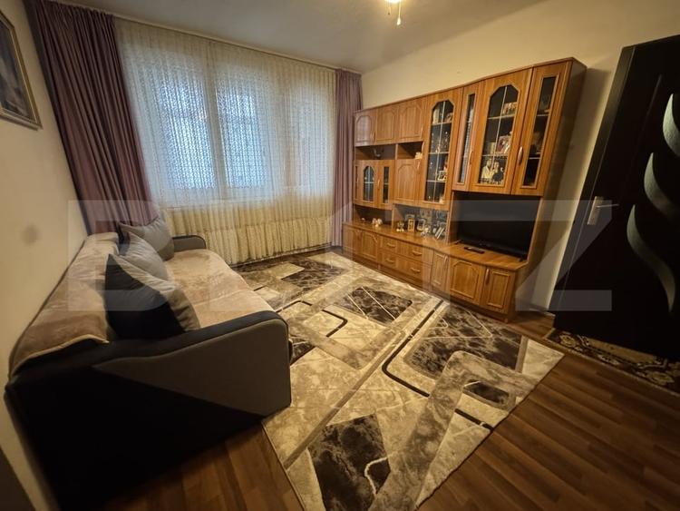 Apartament cu 3 camere semidecomandat, mobilat în Splai Bahlui