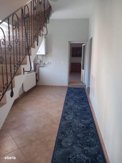 Casă cu 4 camere în Central