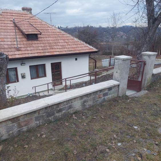 Casă cu 2 camere cu Teren 1200 Mp în Pietrișu