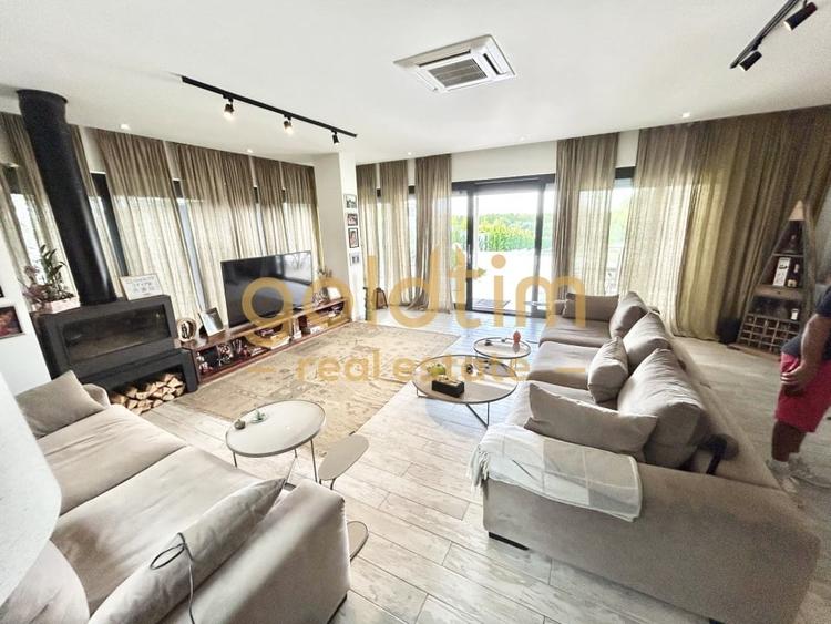 Casă individuală cu 5 camere cu Piscina în Izvorani
